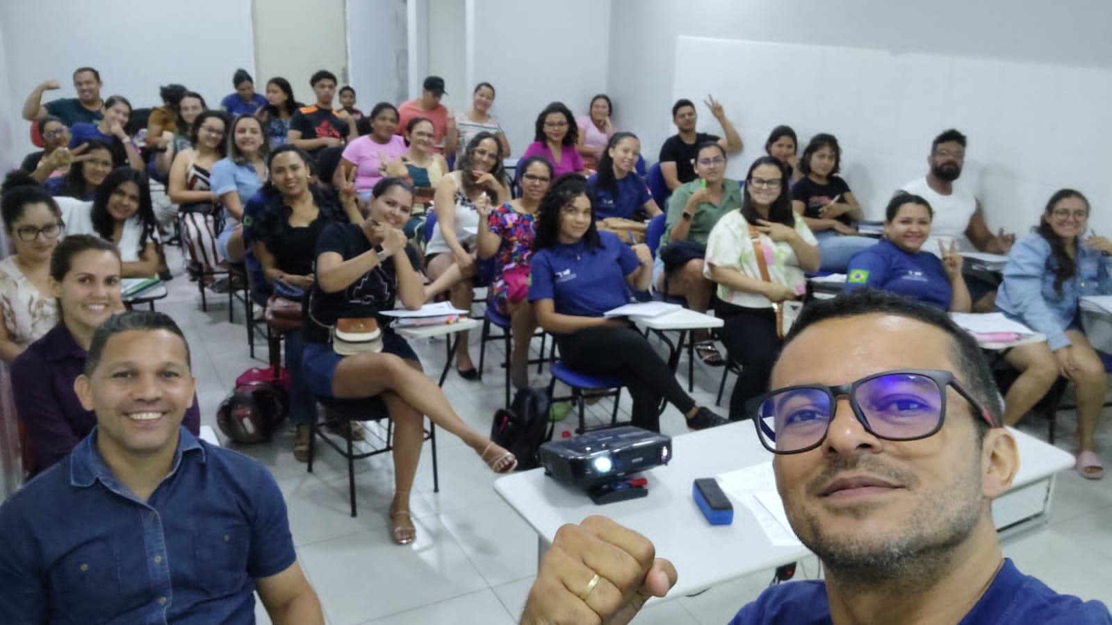 Alunos com o Professor Gesiel em sala de aula